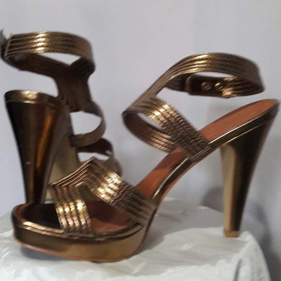 🎀SOLD🎀 $15  Colin Stuart  5"h Bronze Sandals 8.5 - Picture 3 of 6